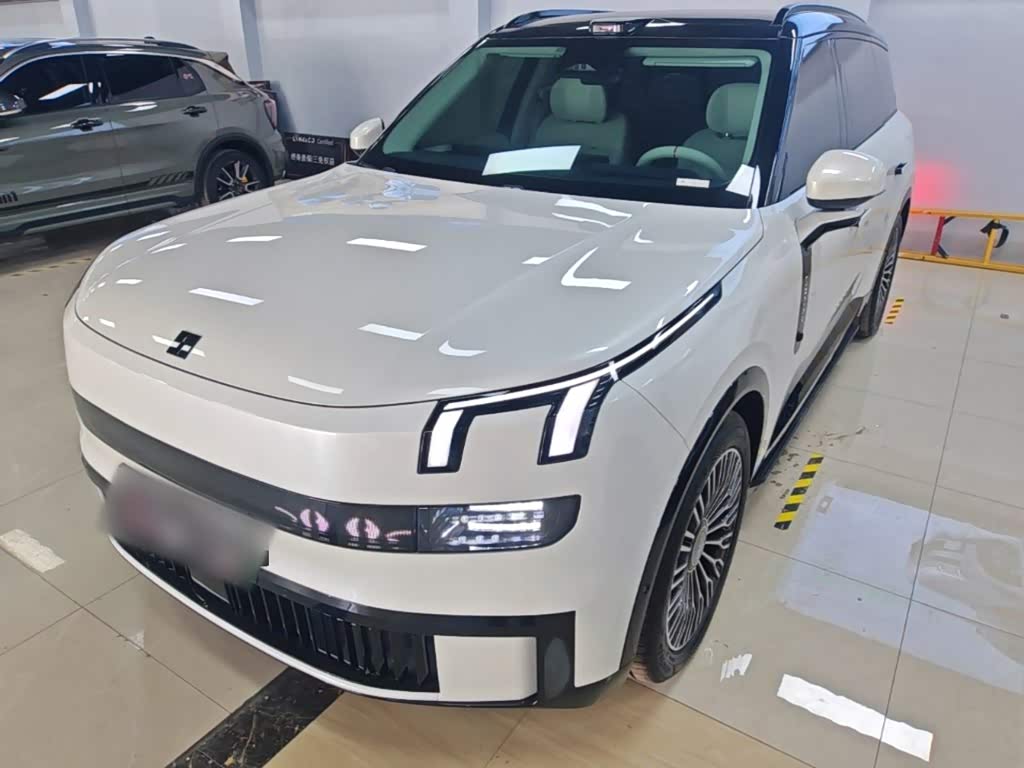 Lynk & Co 900