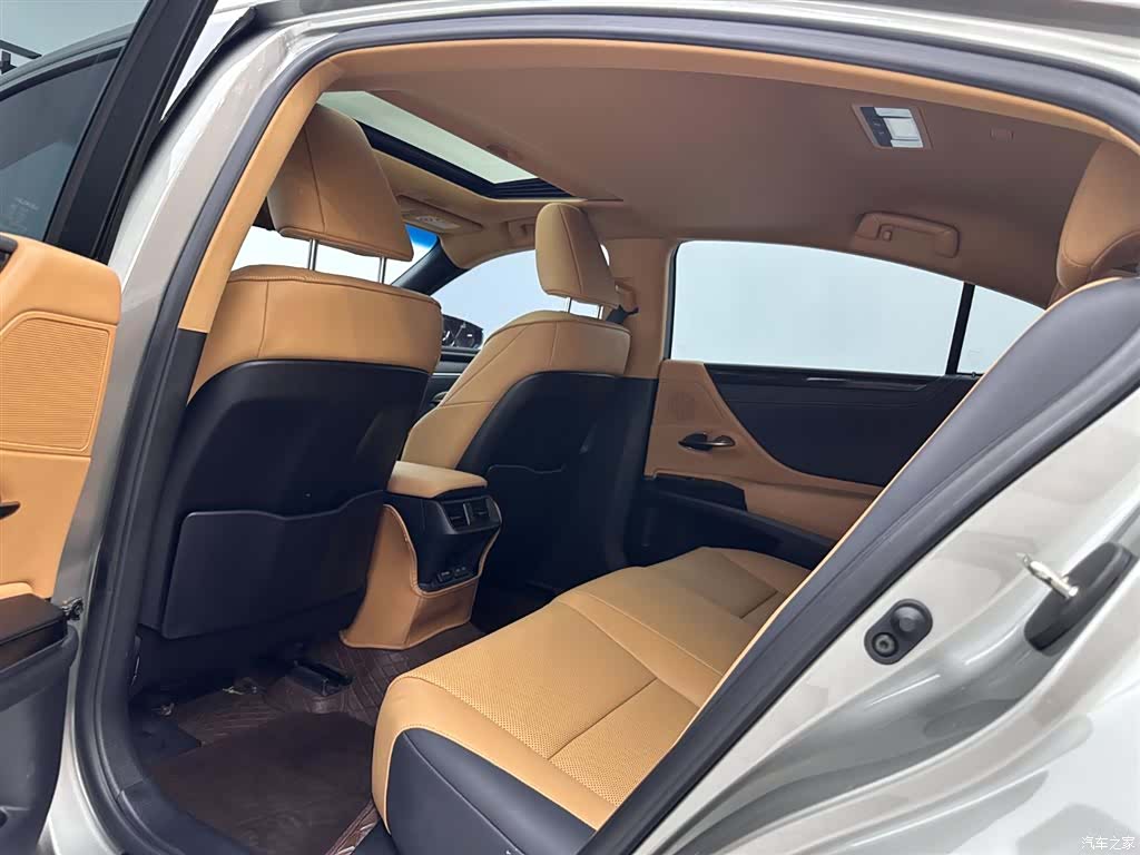 Lexus ES, 2023 22
