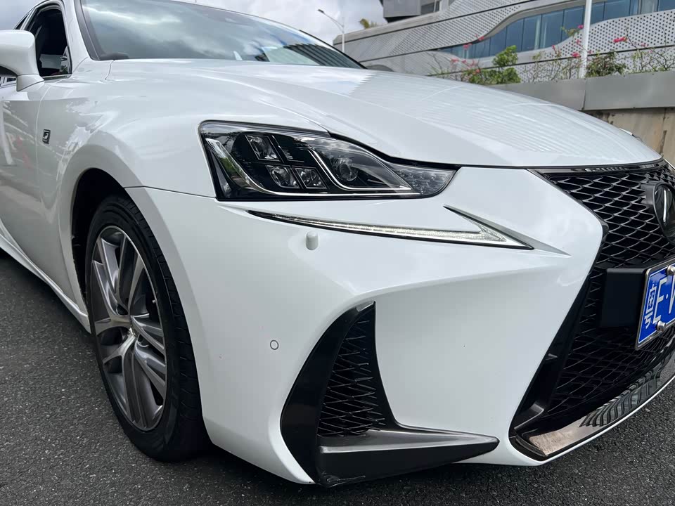 Lexus IS