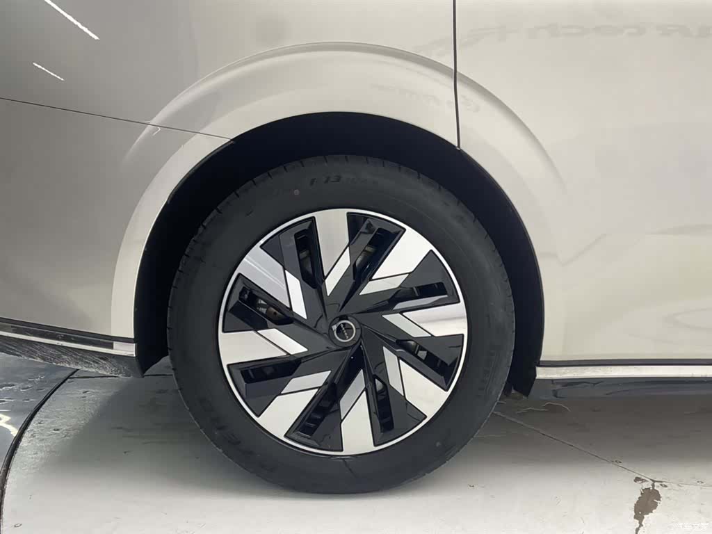 Volvo EM90, 2024 11