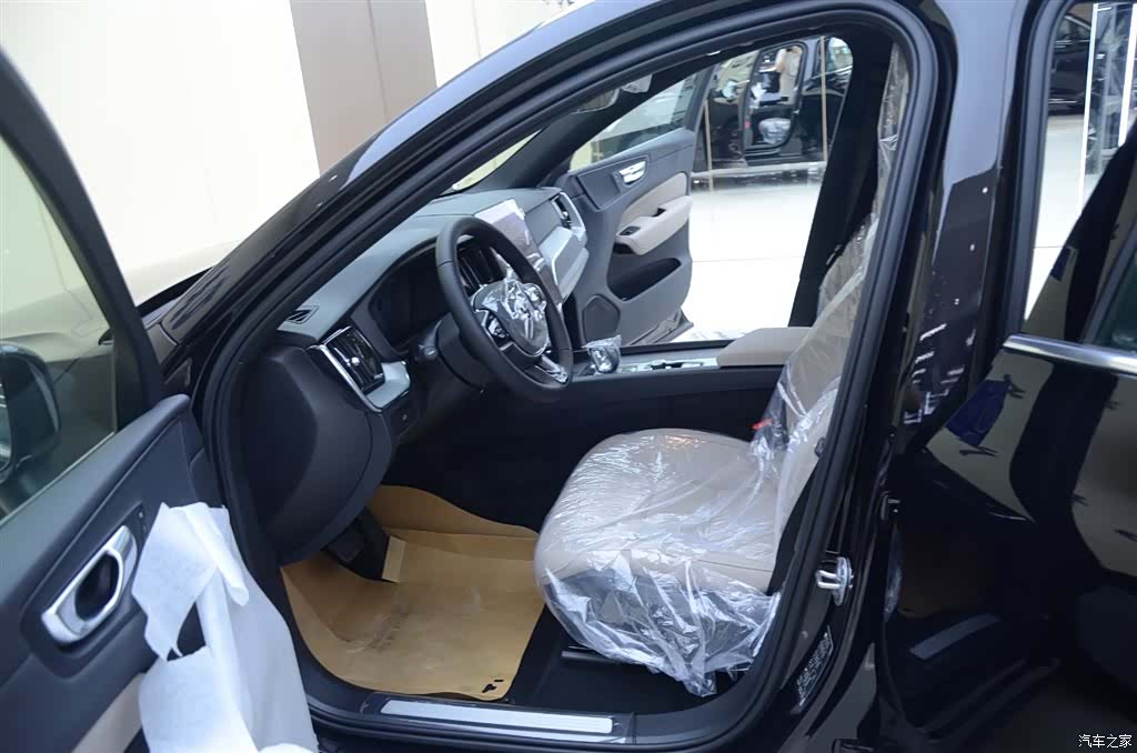 Volvo XC60, 2025 4