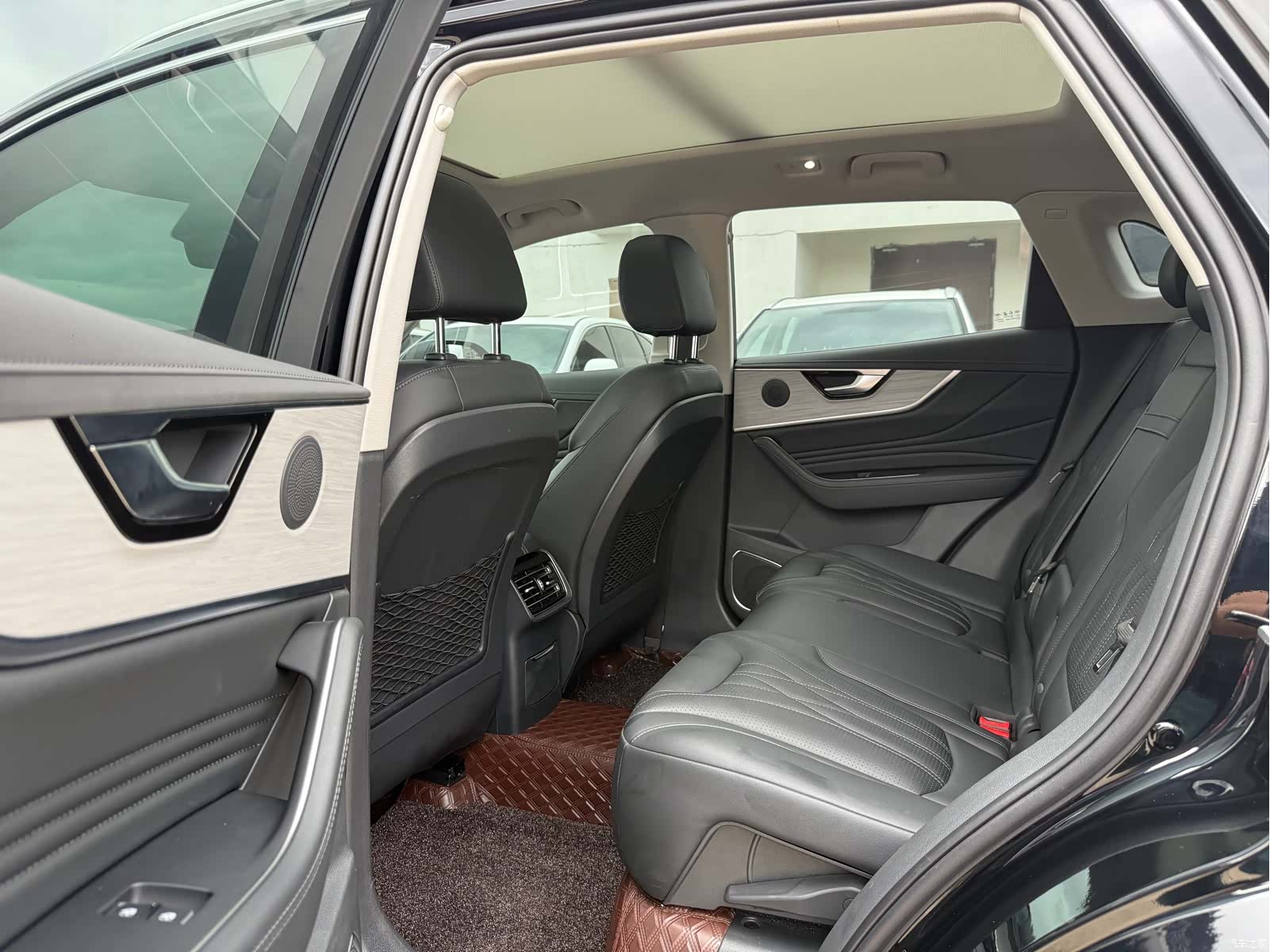 Hongqi HS5, 2024 13