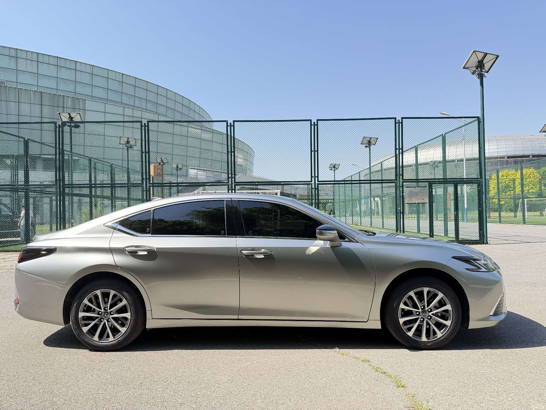 Lexus ES, 2025 4