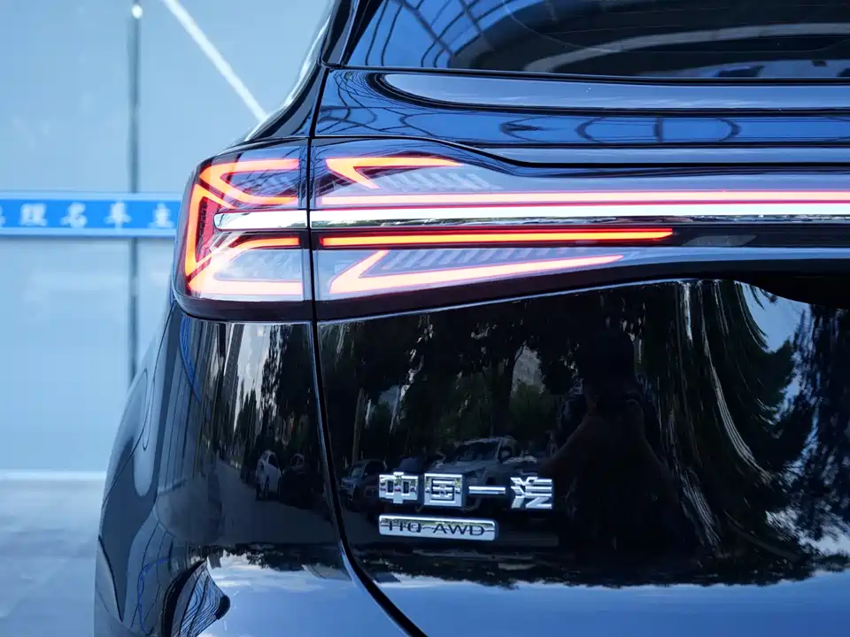 Hongqi HS5