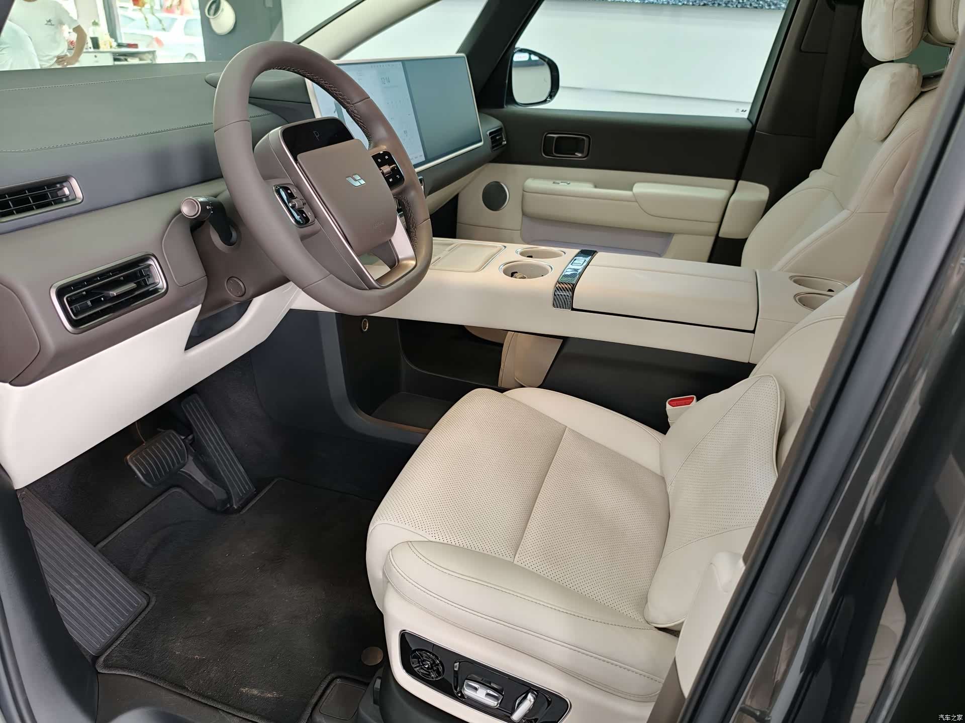 Li Auto MEGA, 2024 20