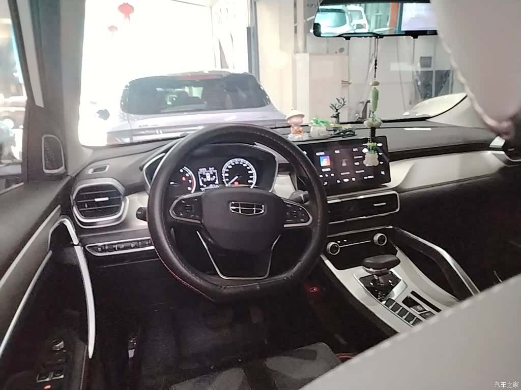 Geely Coolray, 2025 11