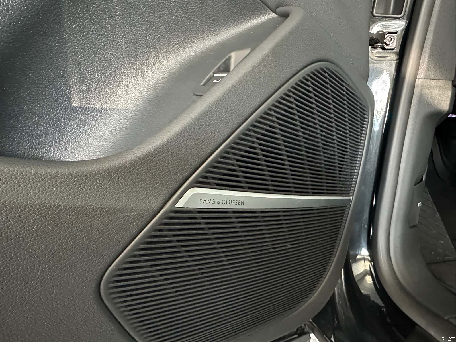 Audi Q8, 2025 14