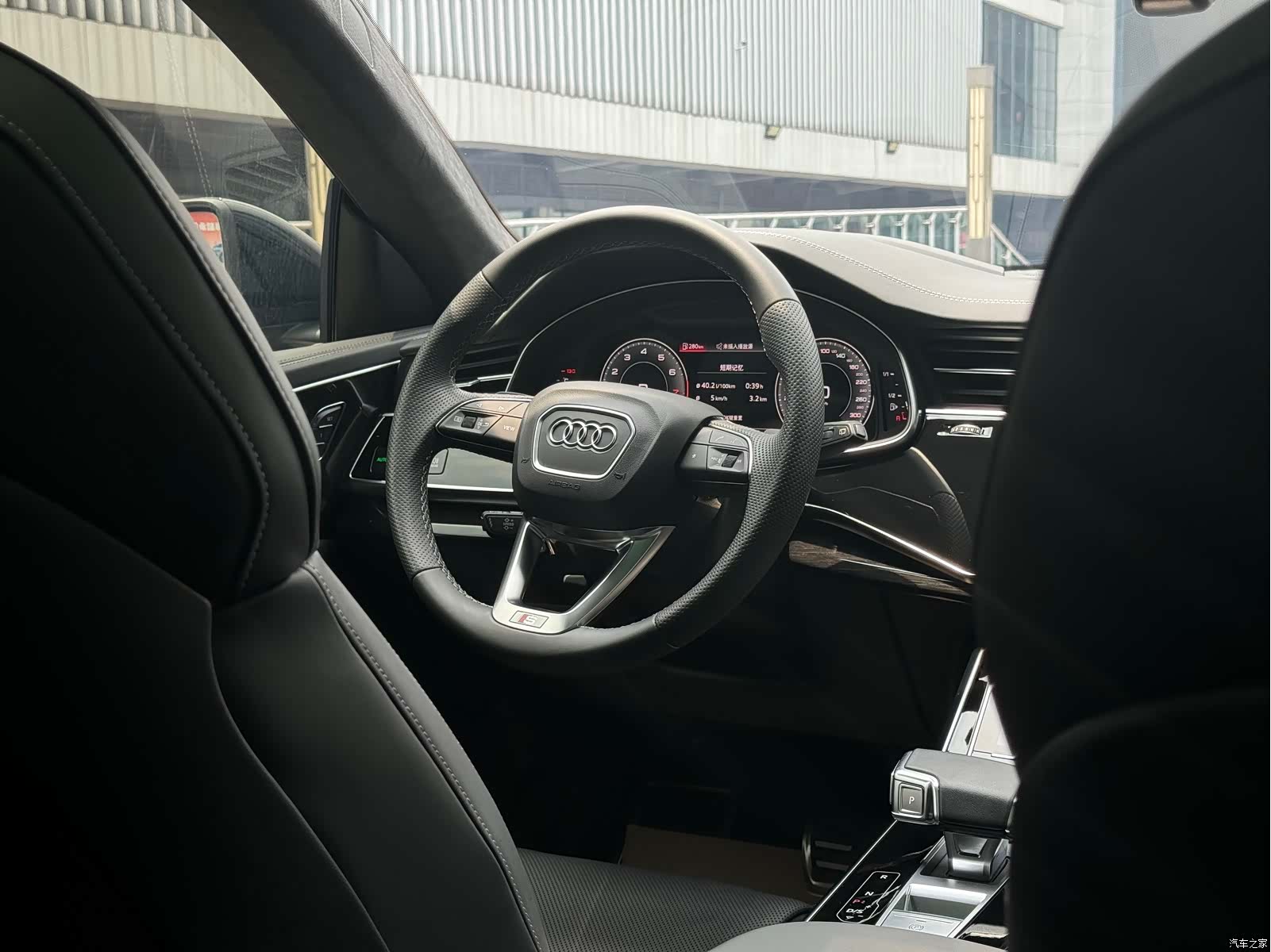 Audi Q8, 2023 10