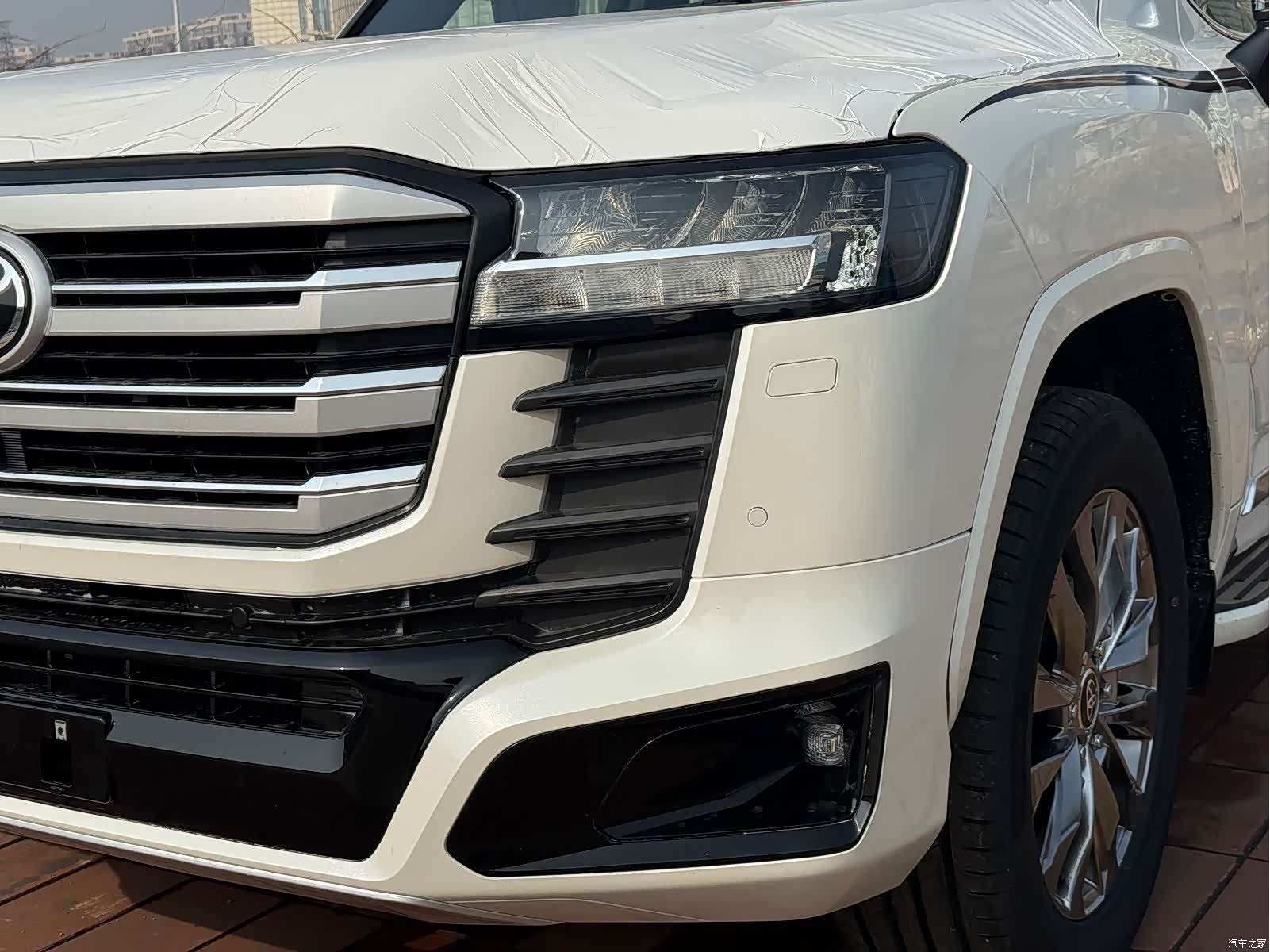 Toyota Land Cruiser, 2026 10