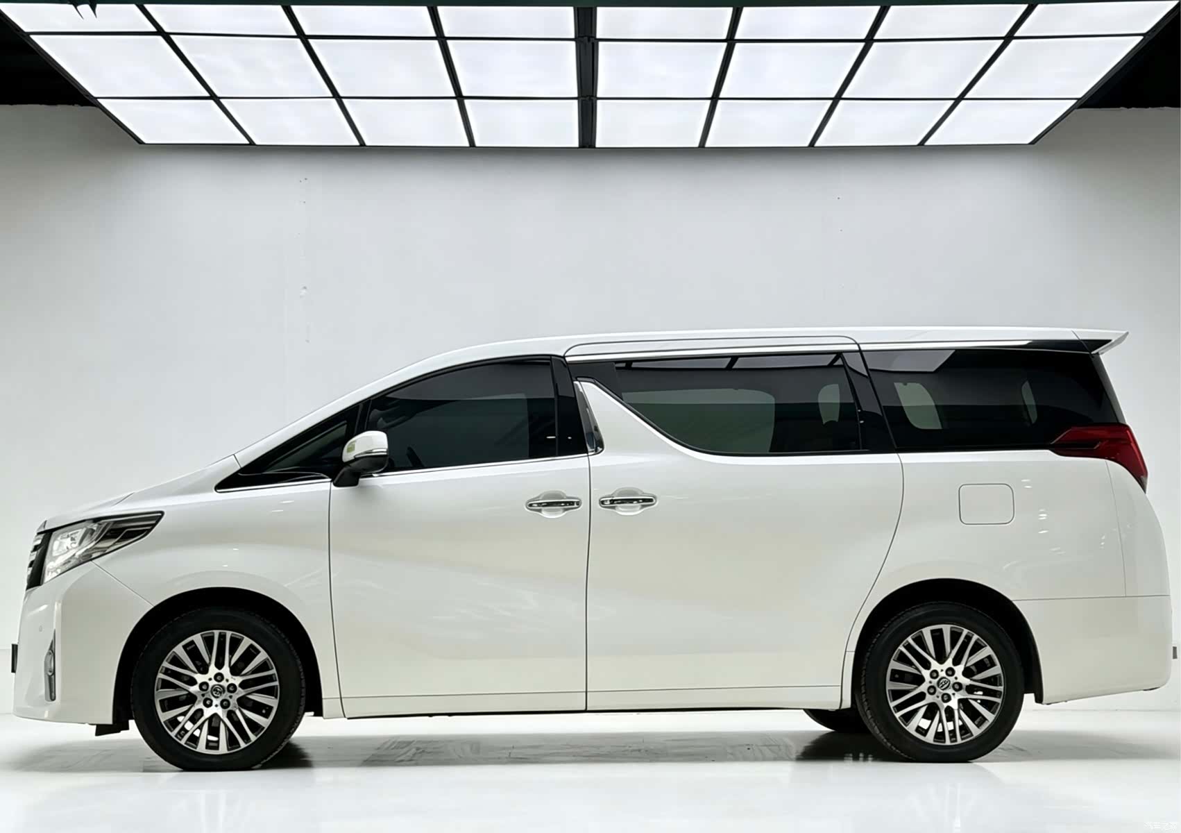 Toyota Alphard, 2015 3
