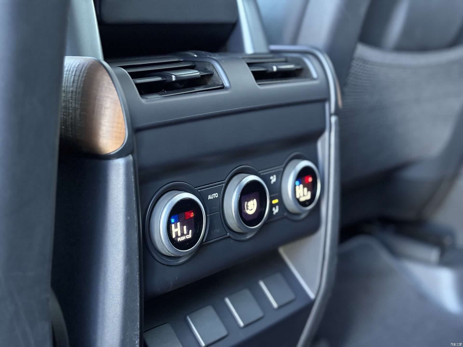 Land Rover Defender, 2023 14