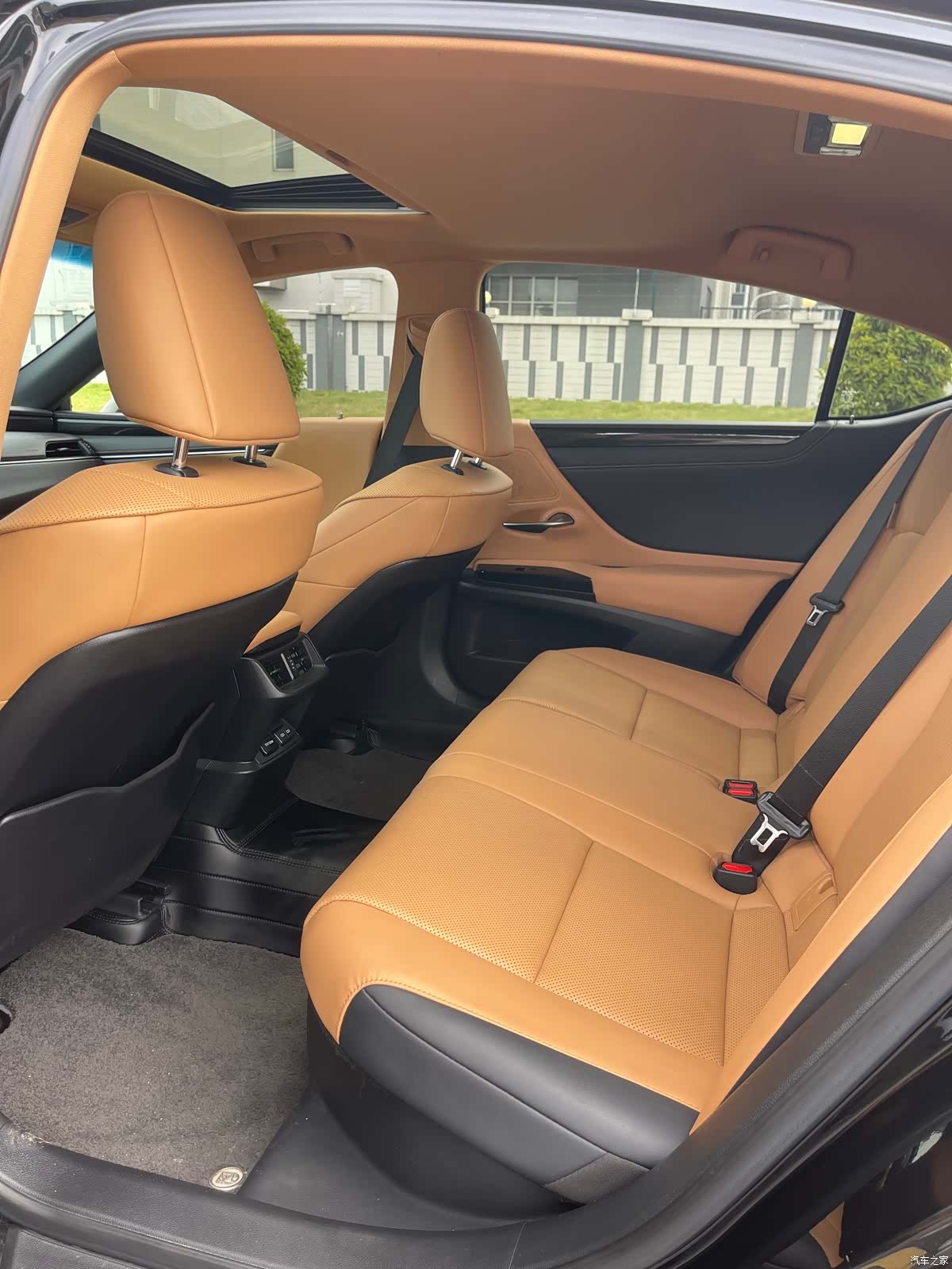 Lexus ES, 2022 все фото