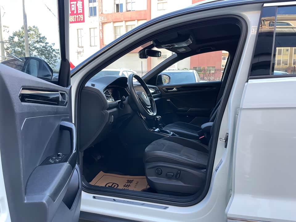 Volkswagen T-ROC exploring Songs