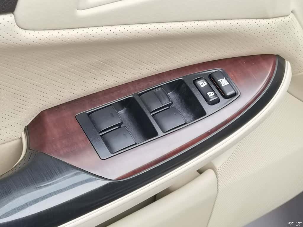 Toyota Crown, 2010 9
