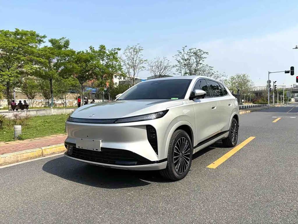 Dongfeng L8