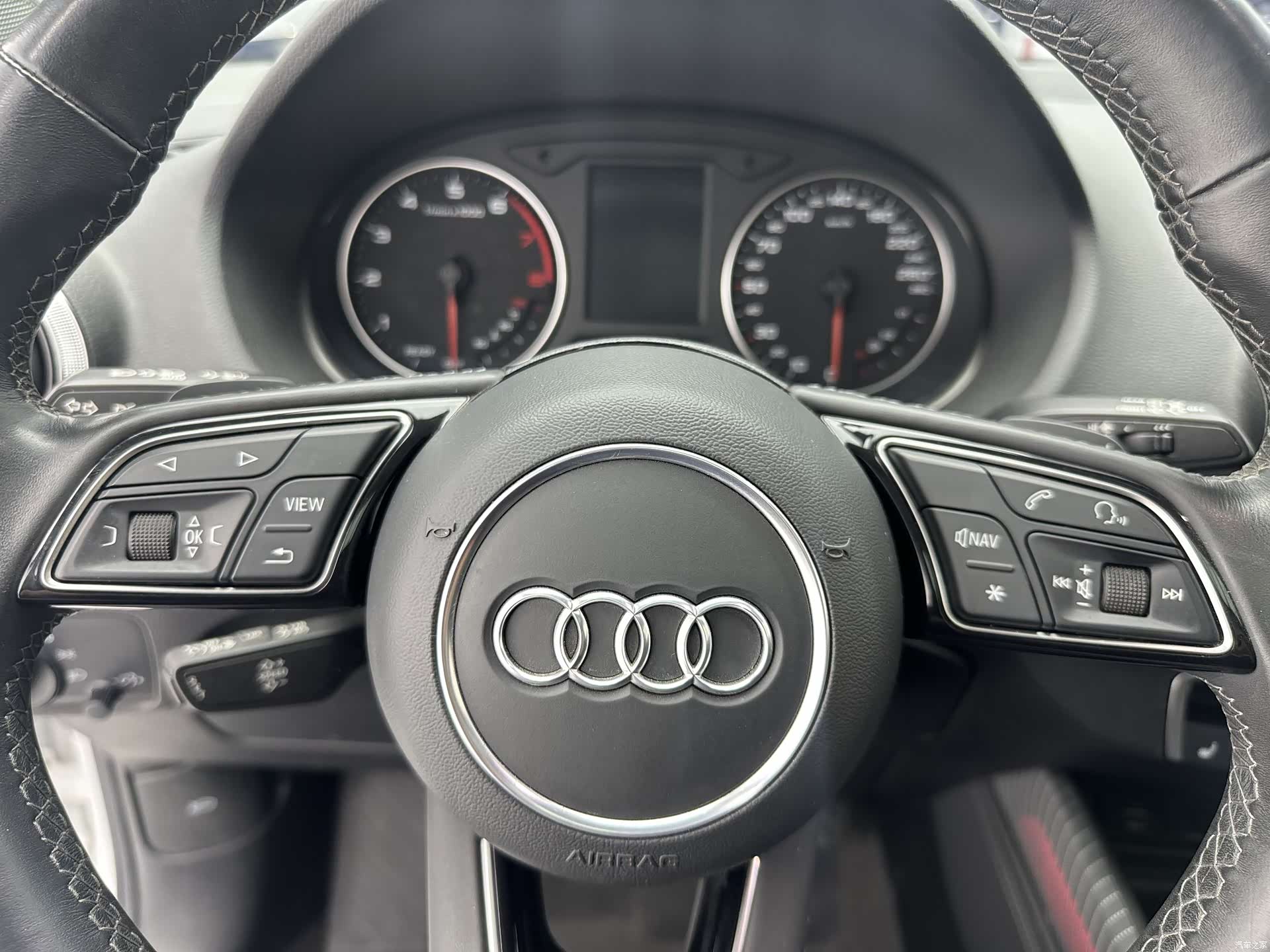 Audi Q2L, 2023 14