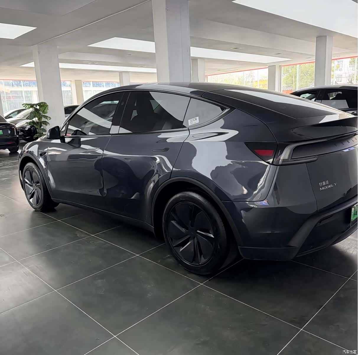 Tesla Model Y, 2025 все фото