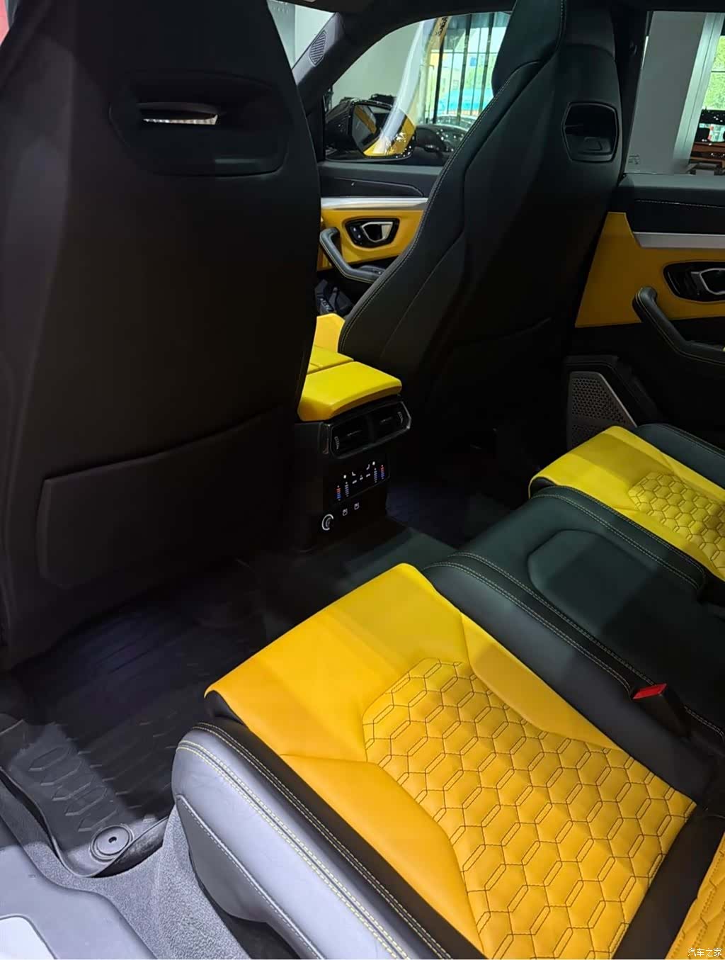 Lamborghini Urus, 2022 все фото