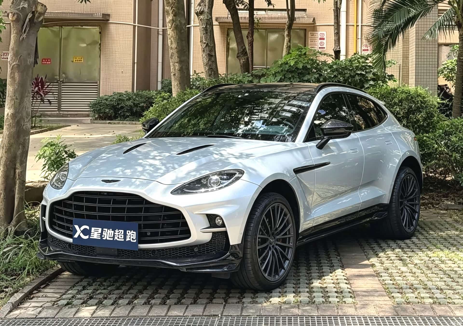 Aston Martin DBX