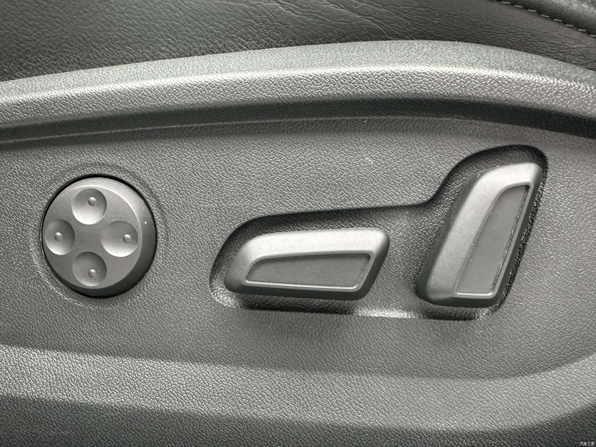 Audi Q2L, 2023 13