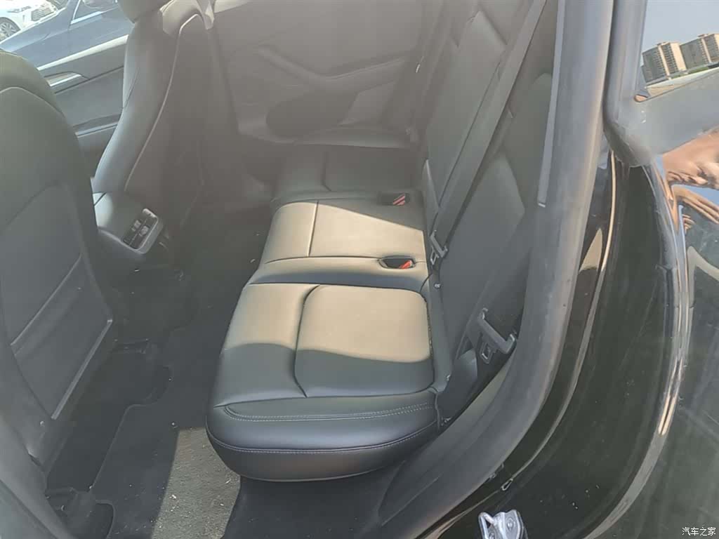 Tesla Model Y, 2023 17