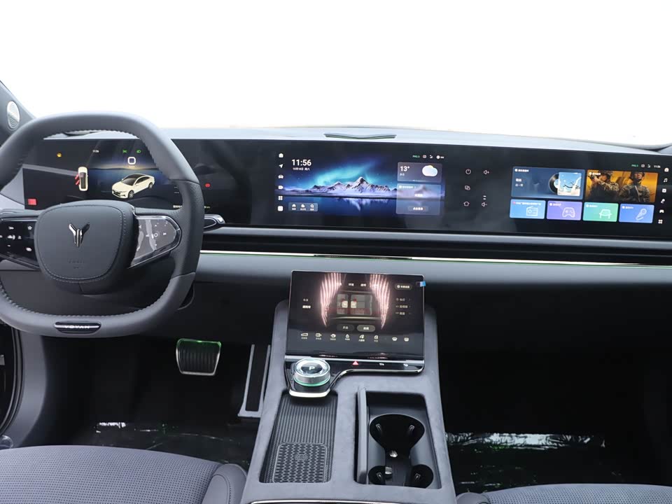 VOYAH Lantu chasing light