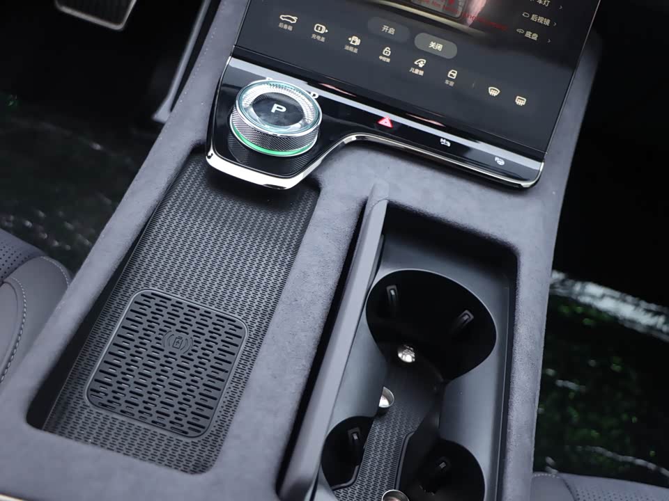 VOYAH Lantu chasing light