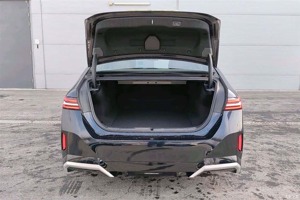 BMW i5, 2025 10