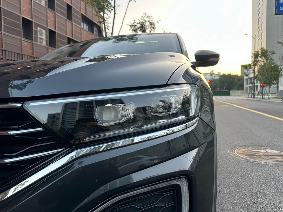 Volkswagen T-ROC exploring Songs