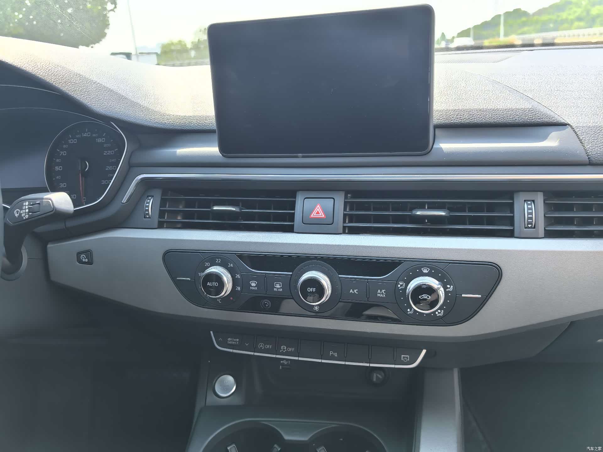 Audi A4L, 2019 15