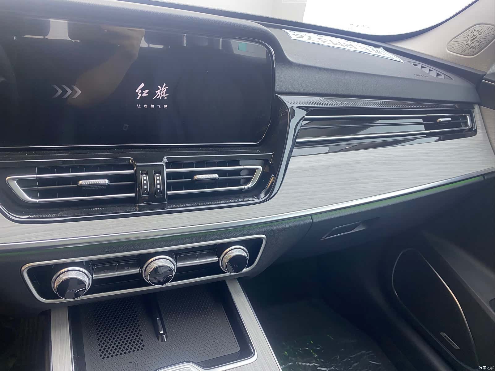 Hongqi HS5, 2026 10