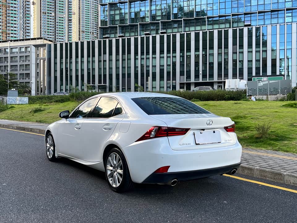 Lexus IS