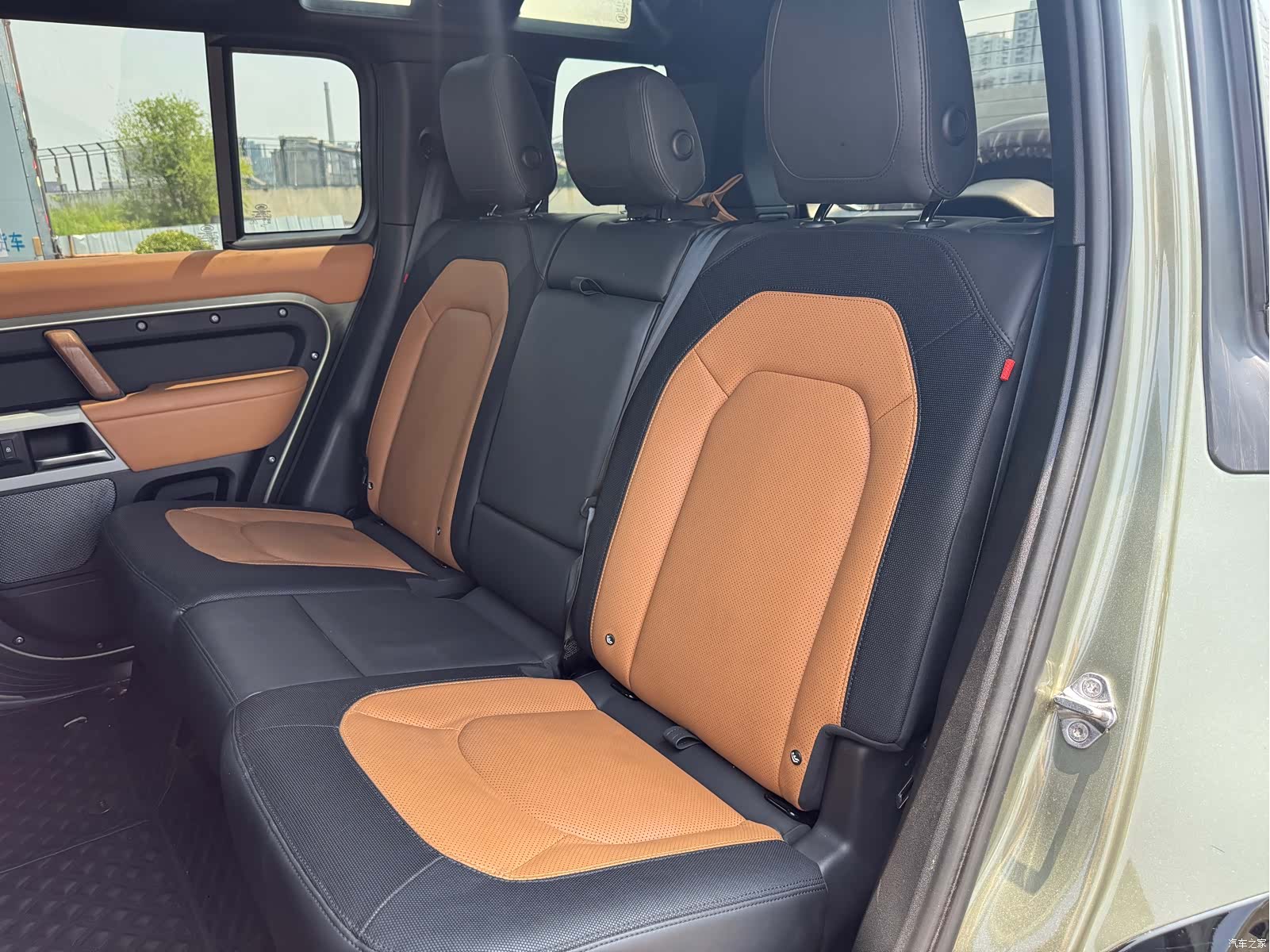 Land Rover Defender, 2023 16