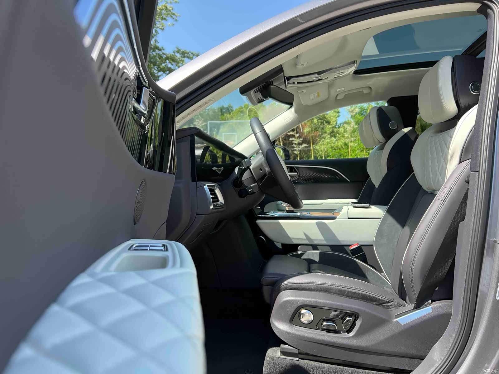 Hongqi E-HS9, 2023 4