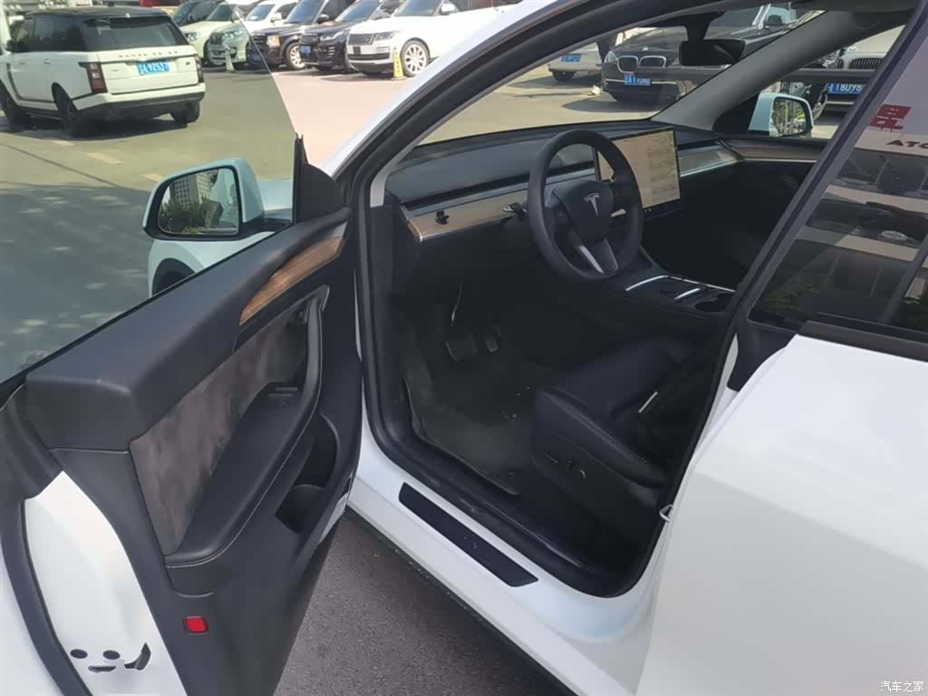 Tesla Model Y, 2023 16