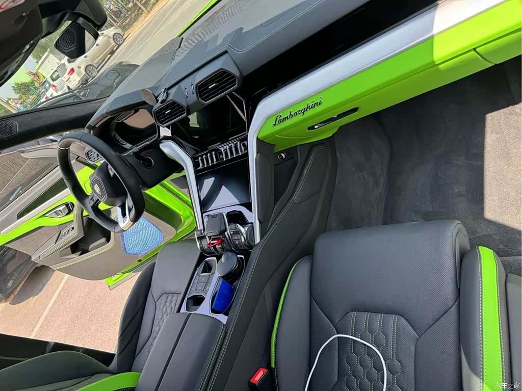 Lamborghini Urus, 2023 6