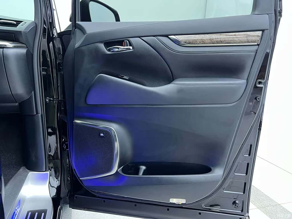 Toyota Vellfire, 2023 24