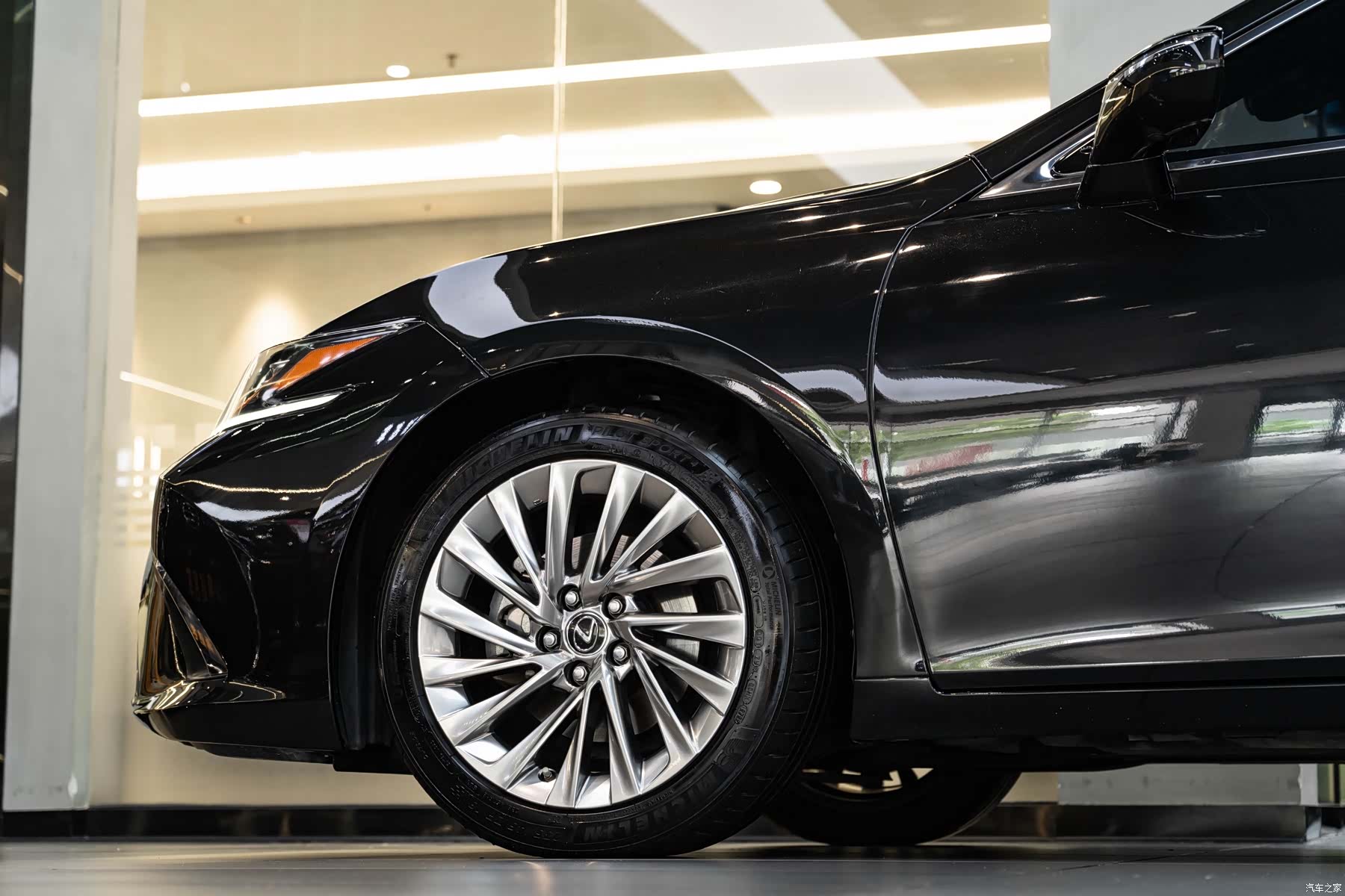 Lexus ES, 2019 8
