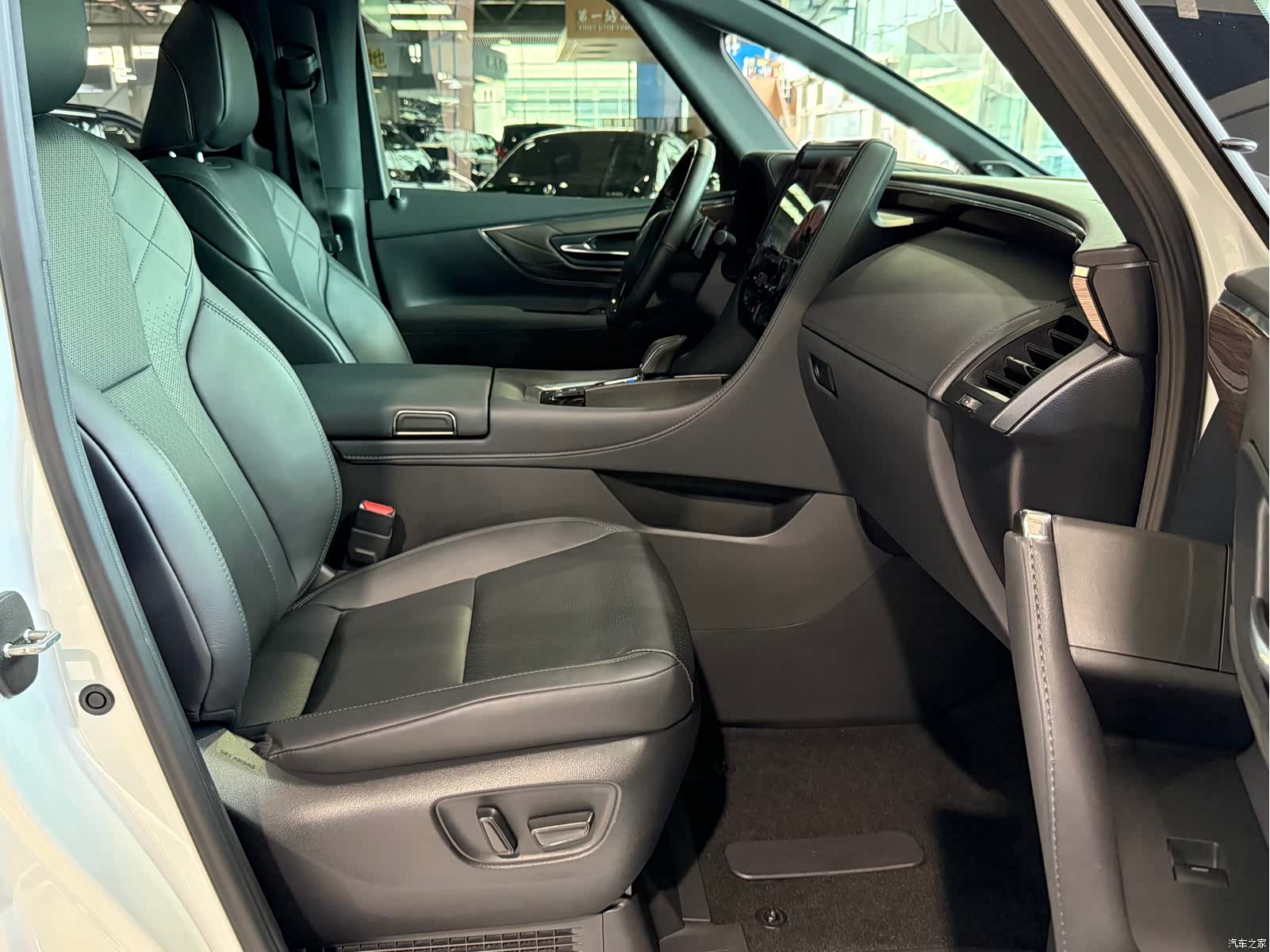 Toyota Alphard, 2024 9