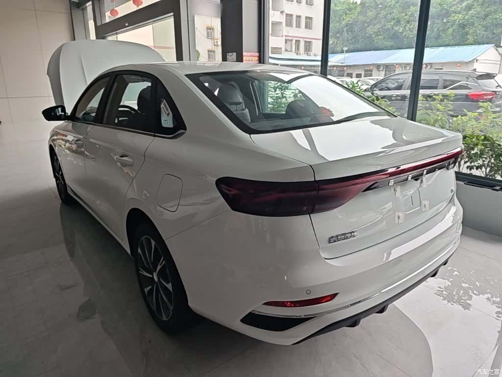 Geely Emgrand, 2026 все фото