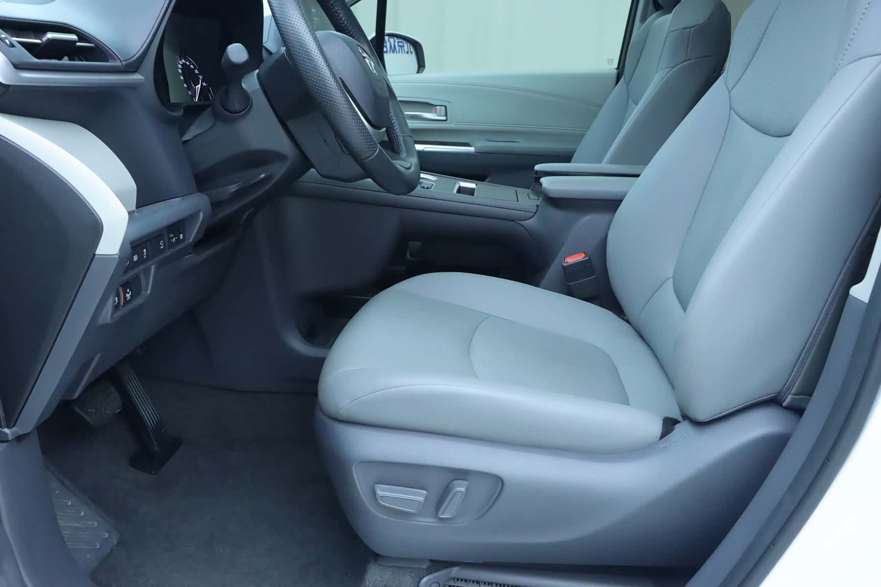 Toyota Granvia, 2023 все фото