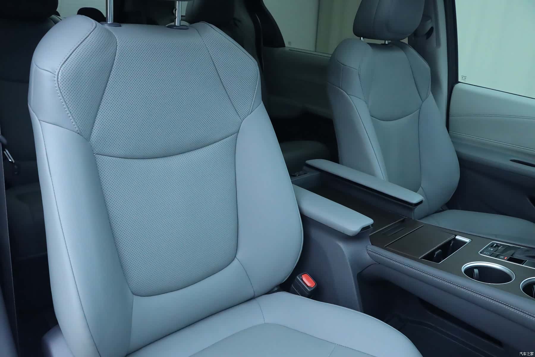 Toyota Granvia, 2023 10