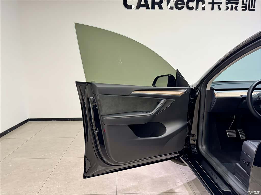 Tesla Model Y, 2023 16