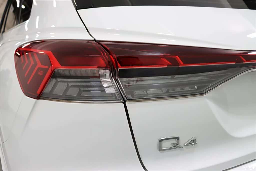 Audi Q4 e-tron, 2024 15