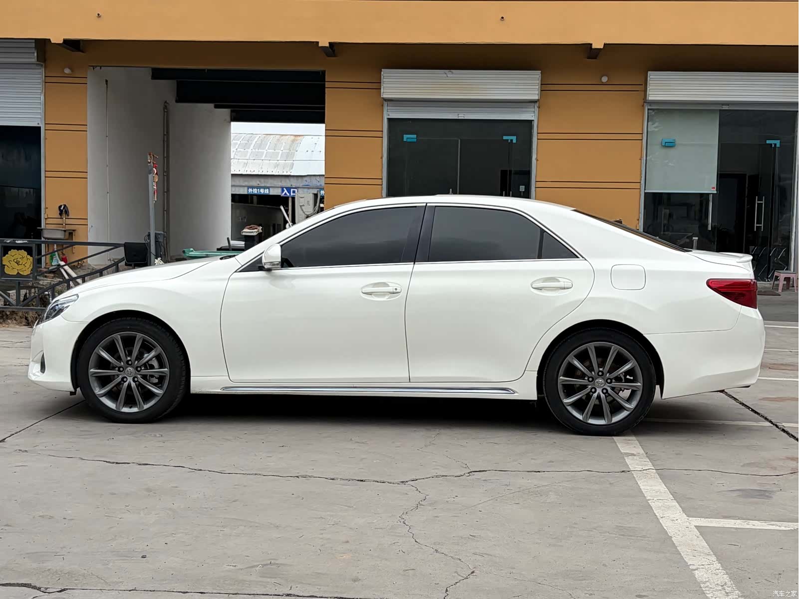 Toyota 2.5V, 2014 17