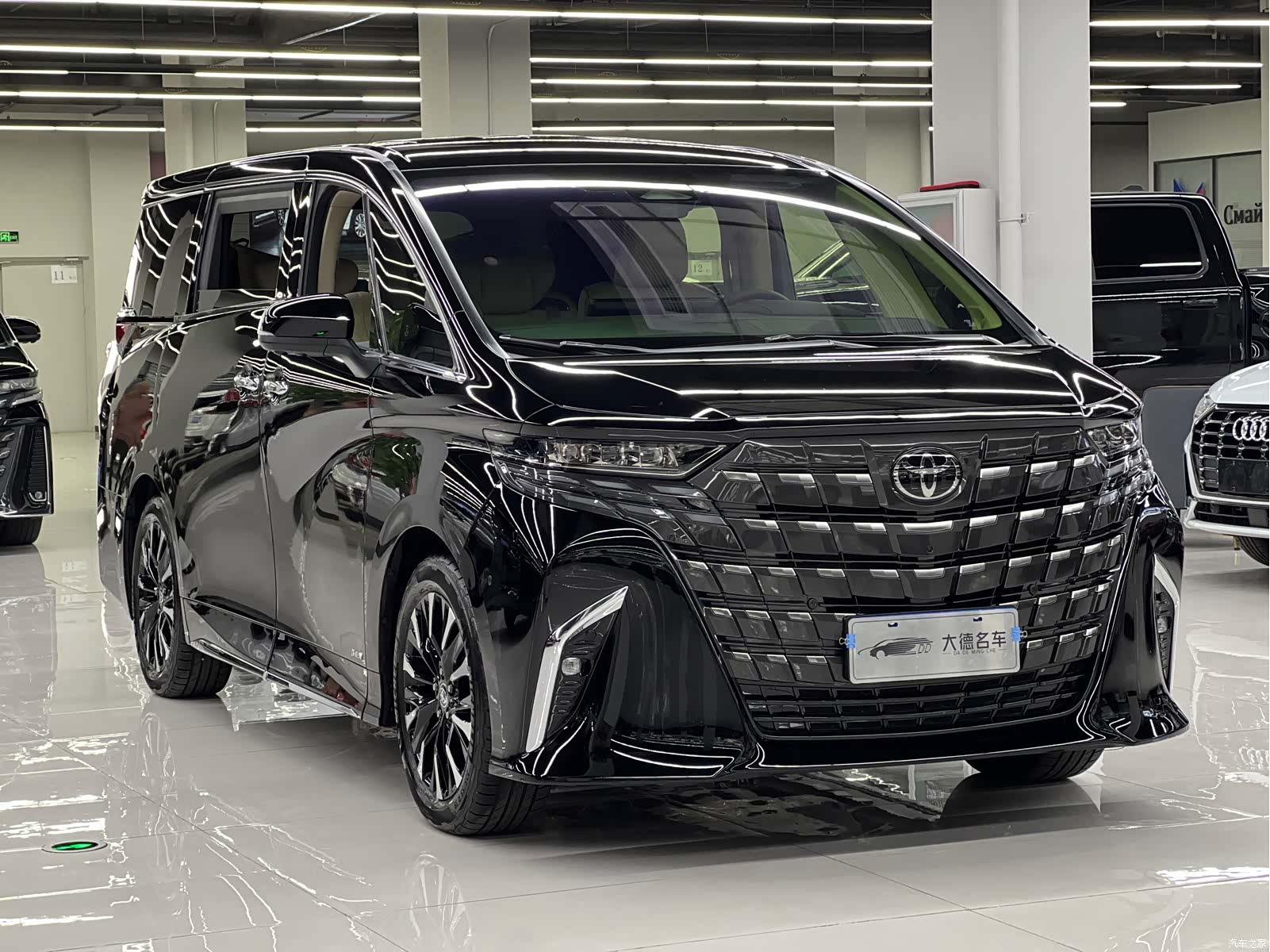 Toyota Alphard, 2025 3