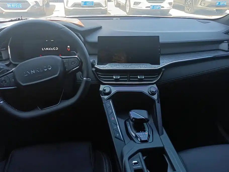 Lynk & Co 06
