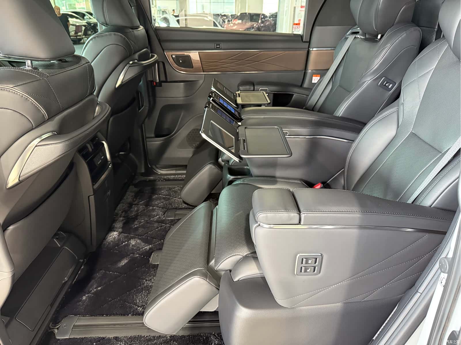Toyota Alphard, 2024 7