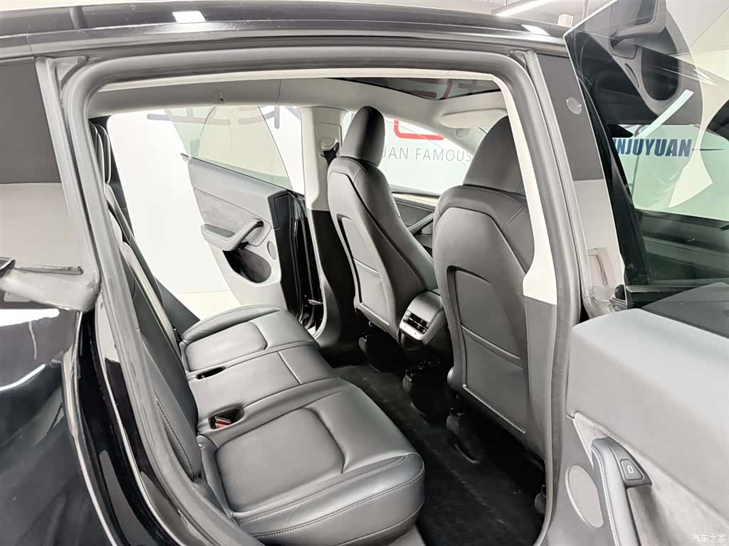 Tesla Model Y, 2023 14