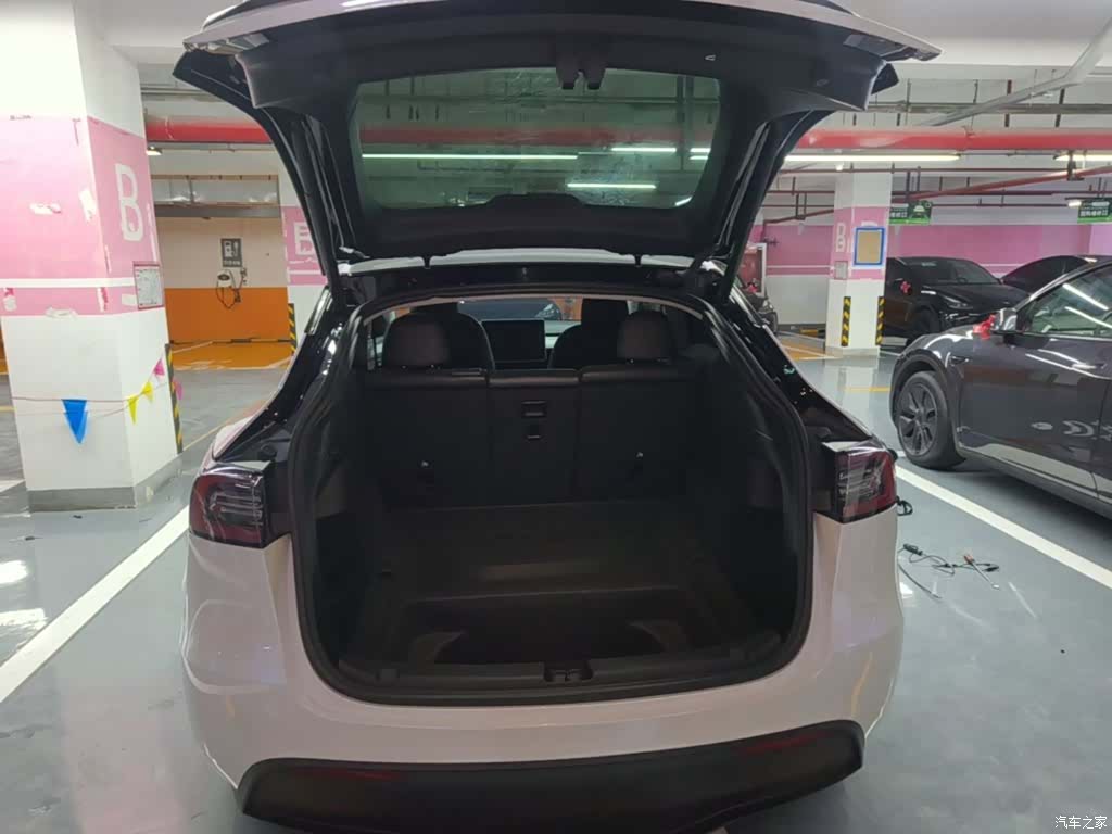 Tesla Model Y, 2023 19